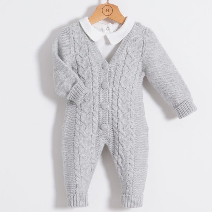 Gestrickter Babyspielanzug mit V Ausschnitt Grau