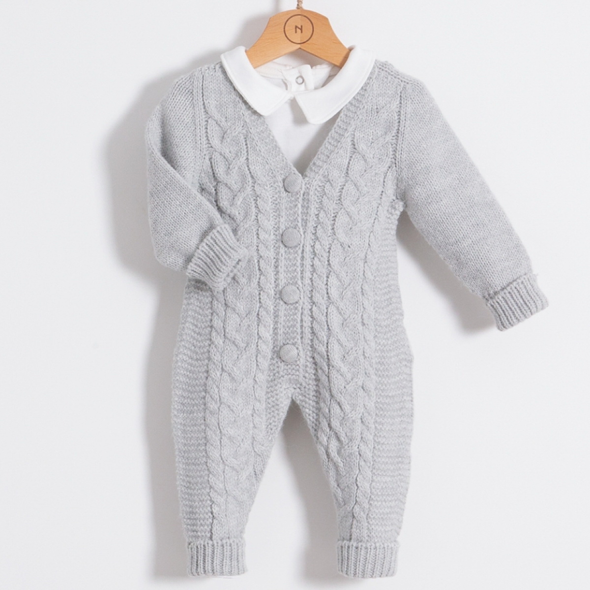 Gestrickter Babyspielanzug mit V Ausschnitt Grau